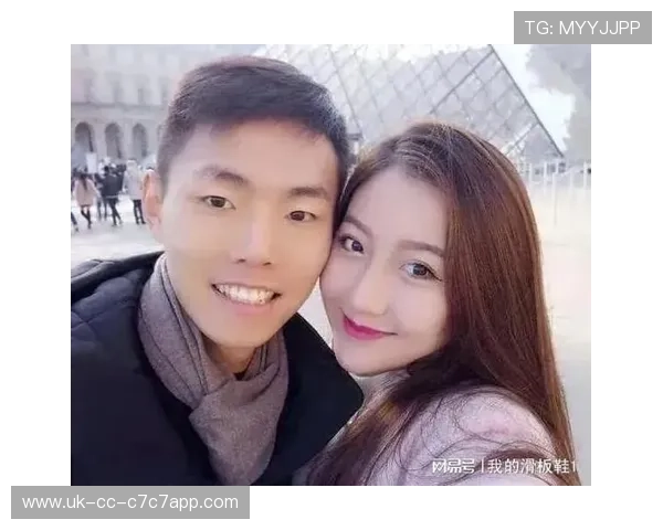 足球明星们的女友揭秘：他们背后的支持者与爱情故事大公开