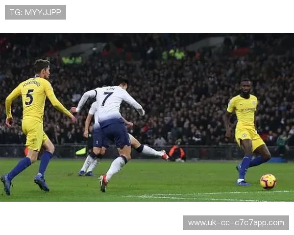 足球进攻天王崛起 打破对手防线的绝技与风采分析